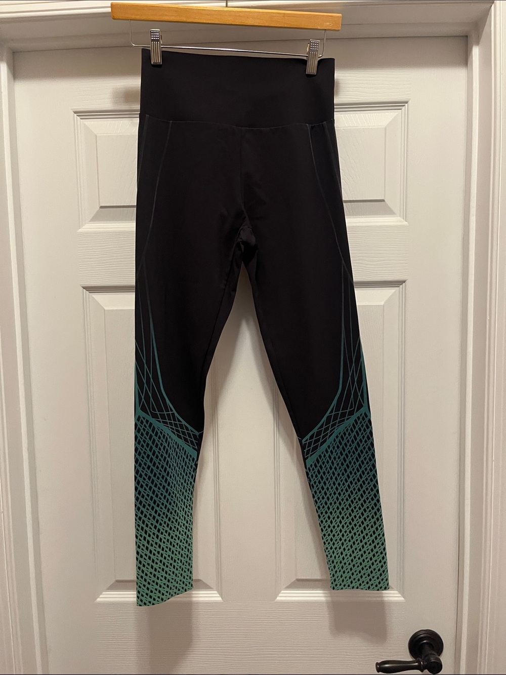NWT Oysho women’s High-Waist Black Leggings with Teal flocking Pattern